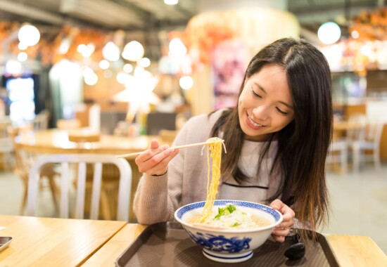 名古屋市中区＿パーソナルジム＿ラーメンを食べている女性
