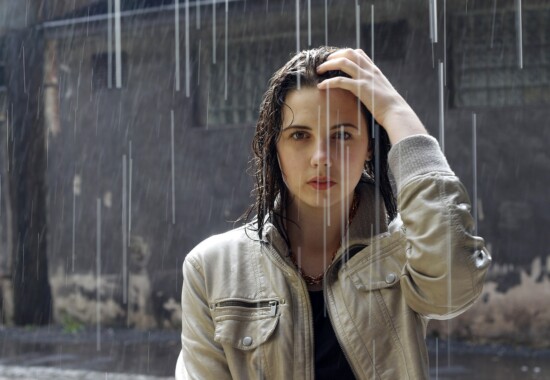雨に打たれる女性