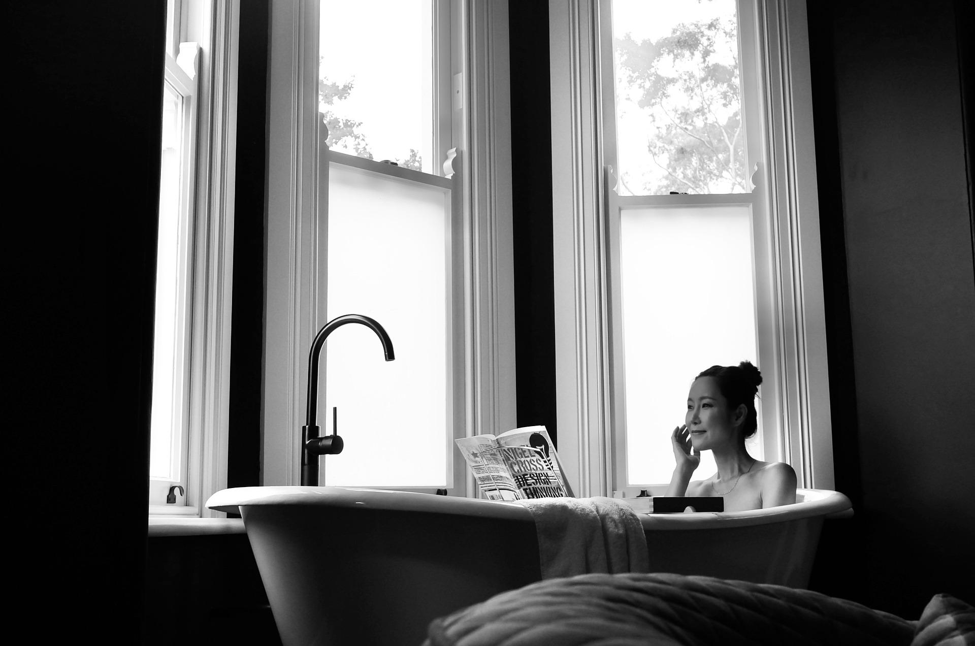 お風呂で本を読む女性