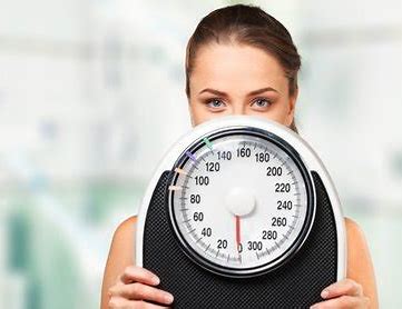 外国人　女性　体重計