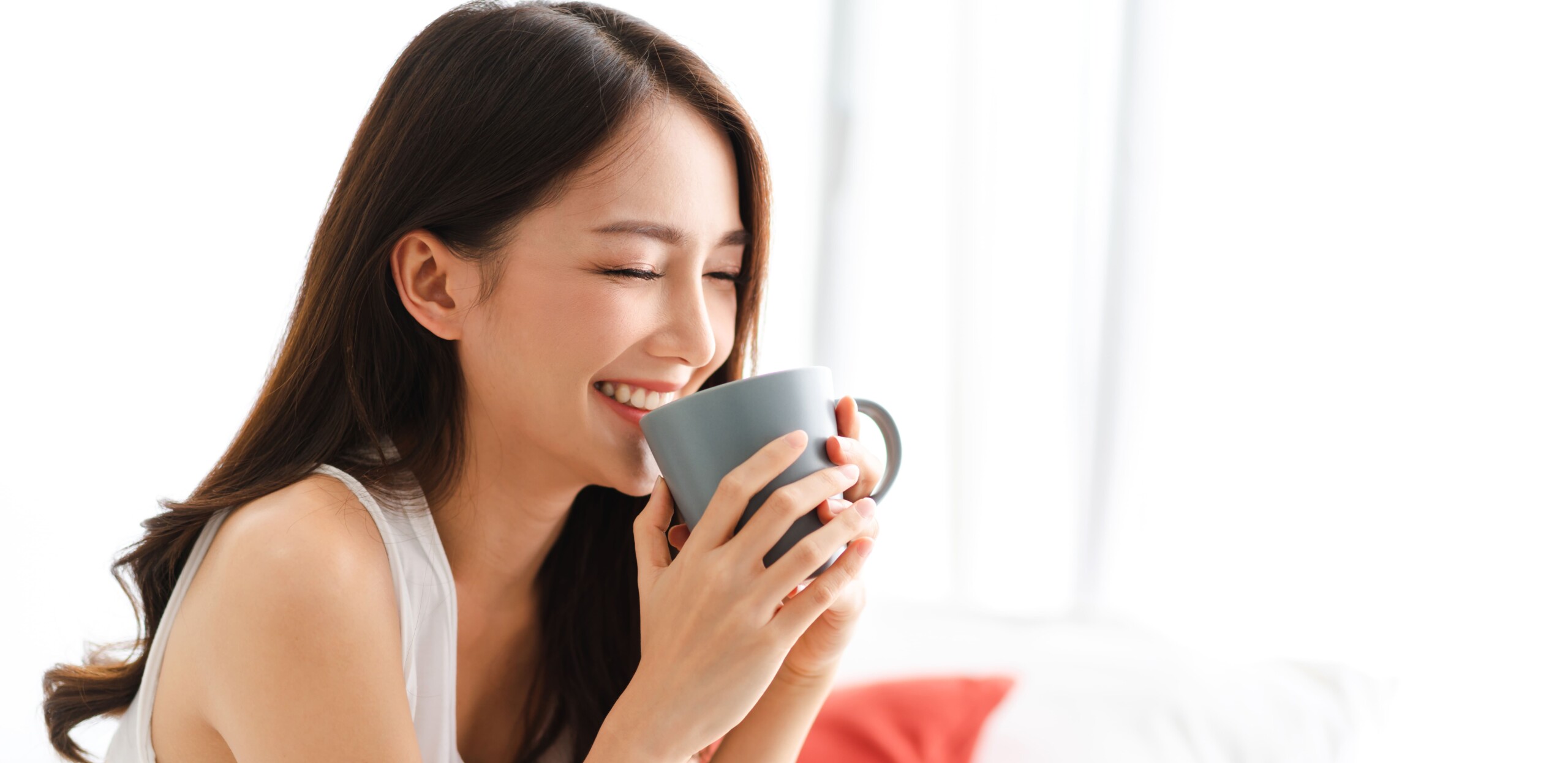 豊田市 パーソナルジム 女性が美味しそうにコーヒーを飲んでいる