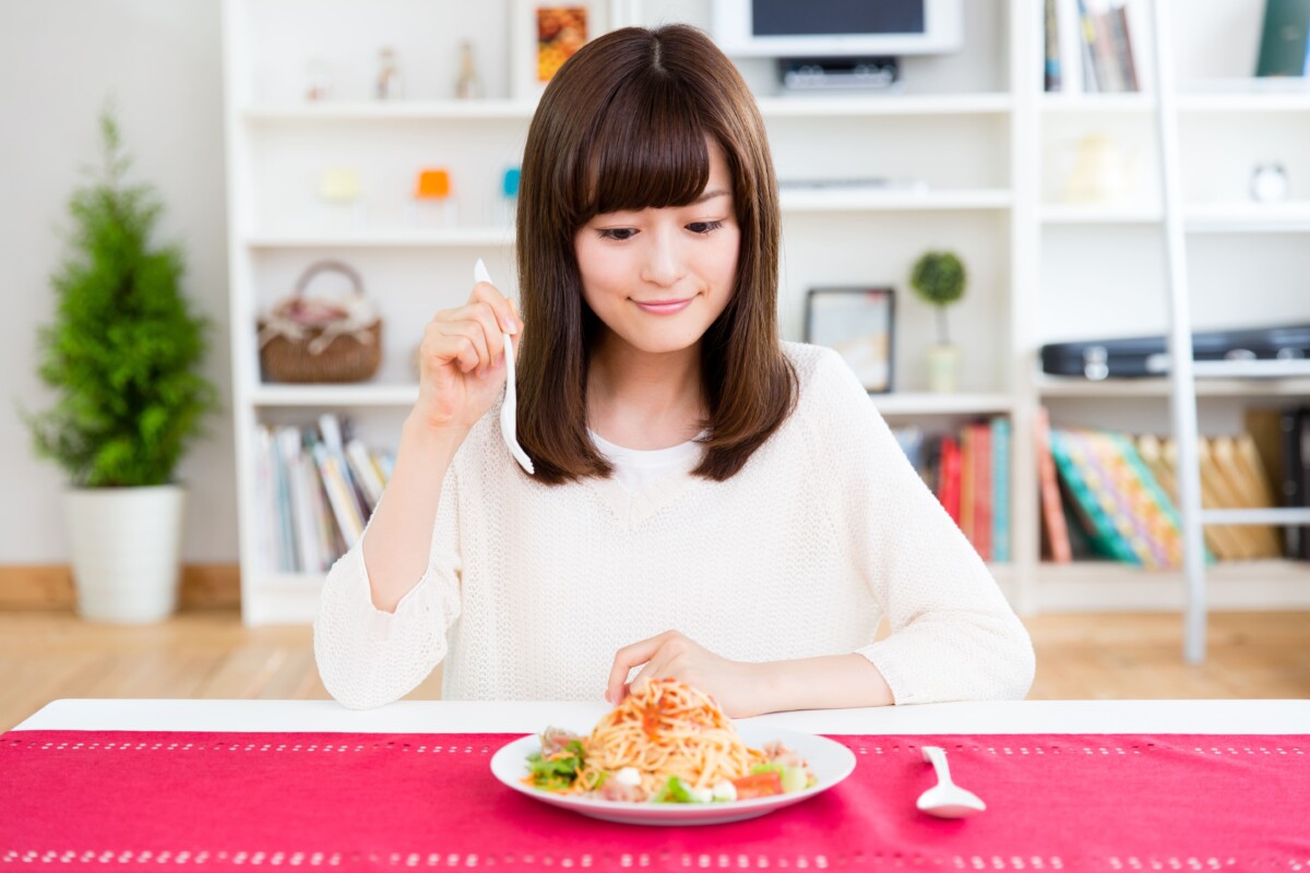豊田市 パーソナルジム 女性がパスタを食べようとしている