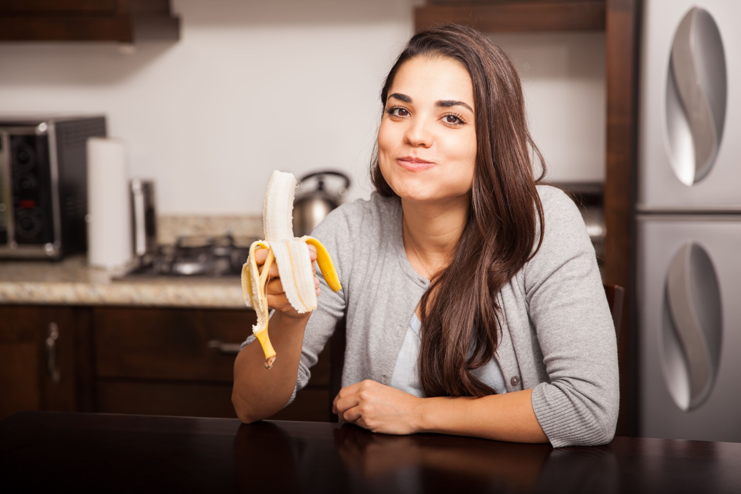 豊田市＿パーソナルジム＿女性がバナナを食べている写真