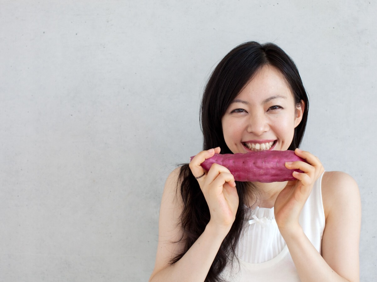 豊田市 パーソナルジム 女性がサツマイモを持っている写真