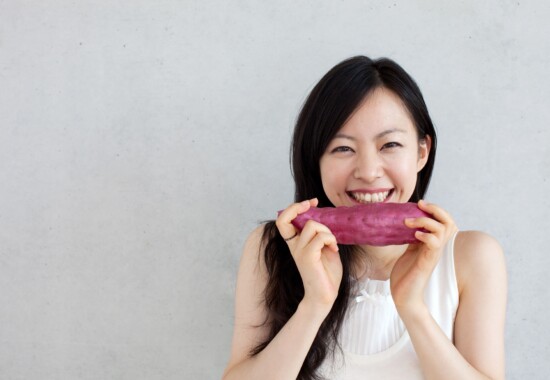 豊田市 パーソナルジム 女性がサツマイモを持っている写真