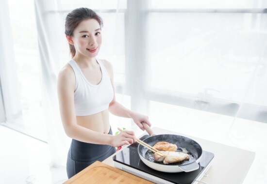 豊田市 パーソナルジム 女性が料理をしている写真