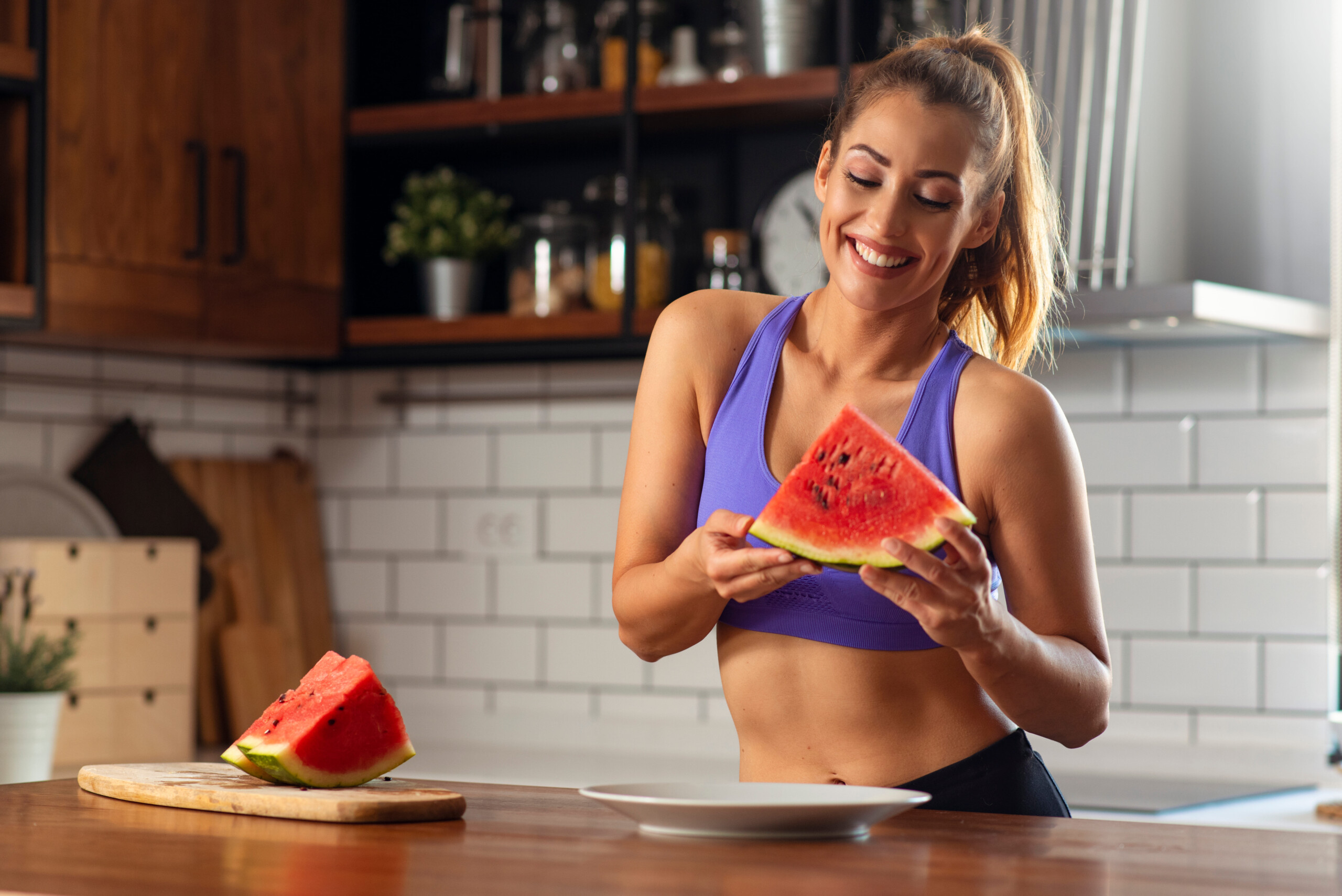 女性がスイカを食べようとするところの写真