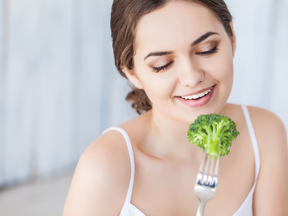 豊田市 パーソナルジム 女性がブロッコリーを食べる写真