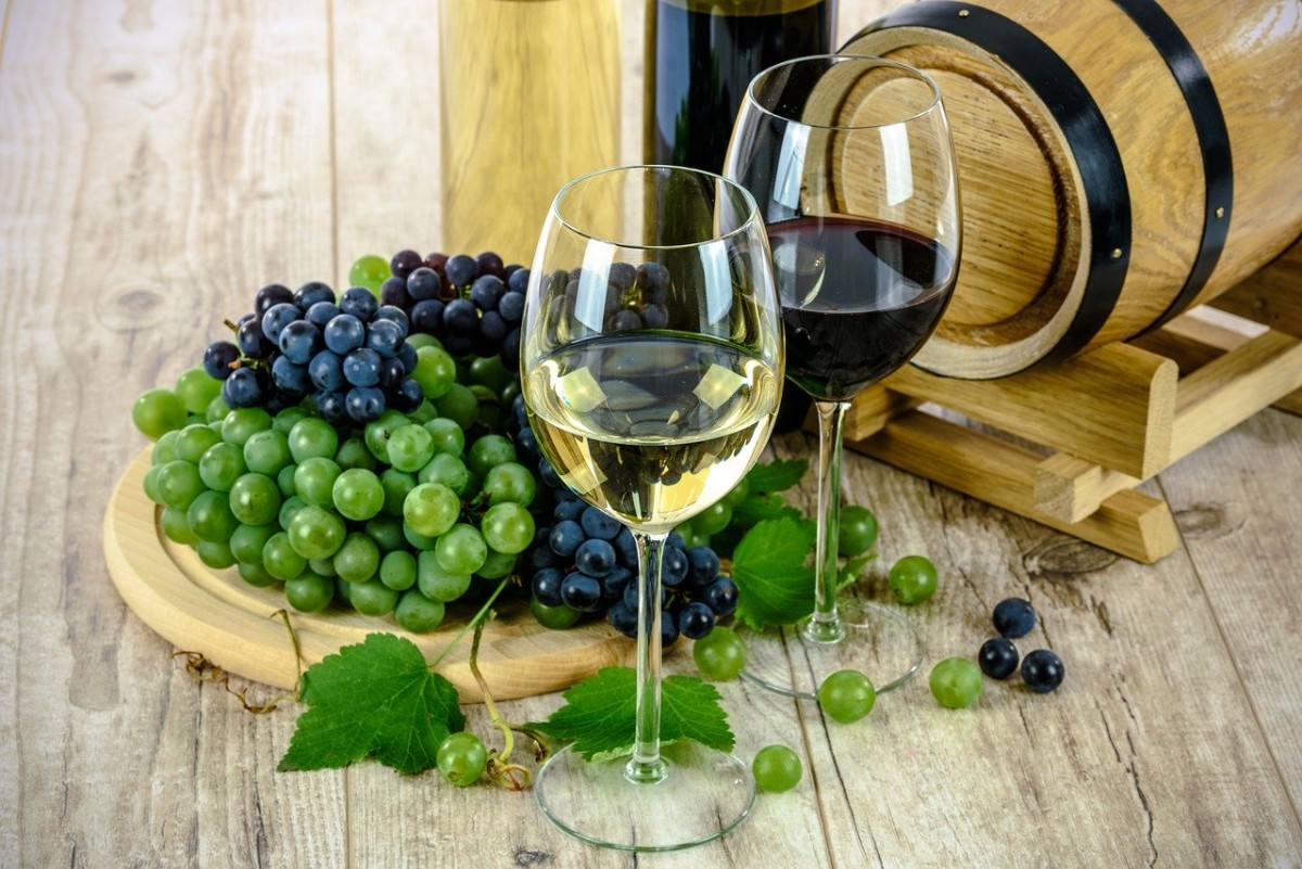 白ワインと赤ワインの写真