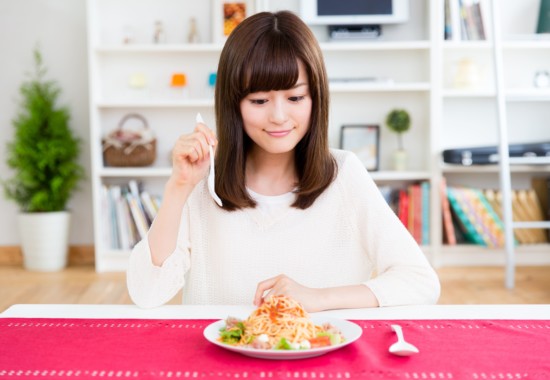 天白区 パーソナルジム　腸内環境について、食事を食べる女性の写真